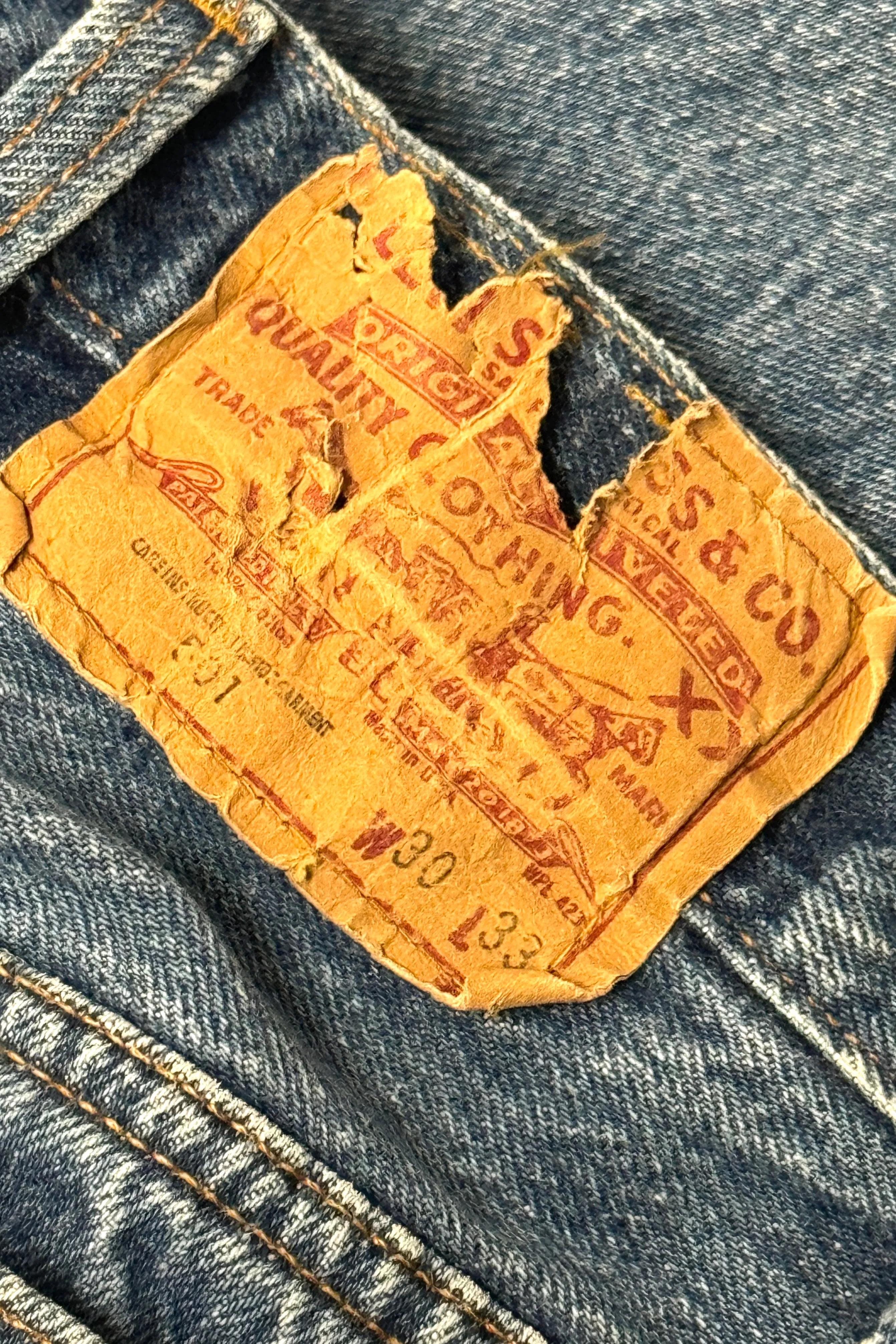 1980’S LEVI’S 501 MADE IN USA MEDIUM WASH DENIM JEANS 26 X 30