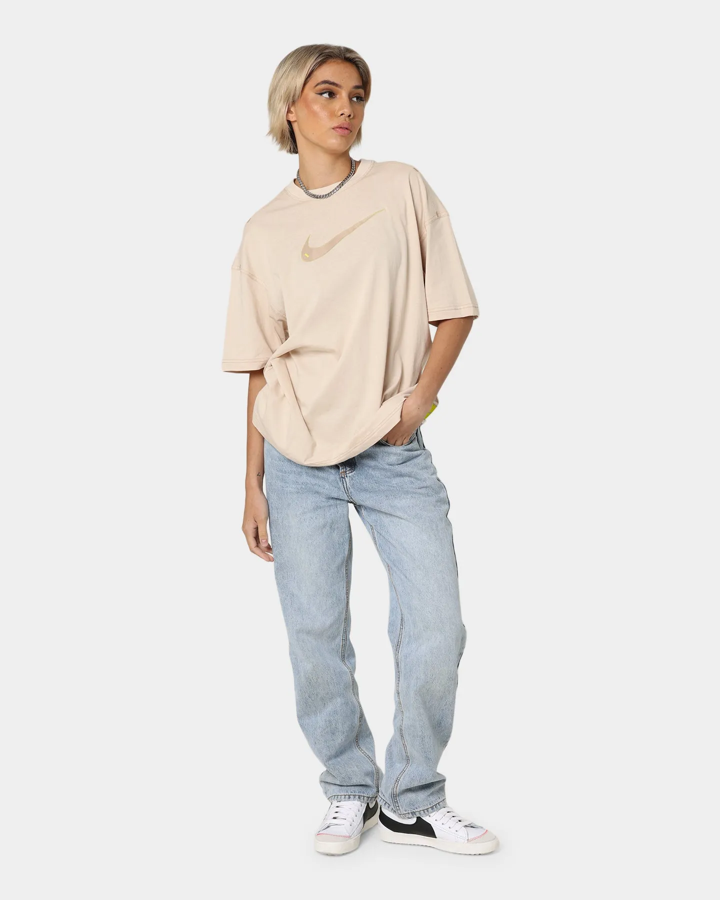 Nike Women's Sportswear Swoosh T-Shirt Sanddrift
