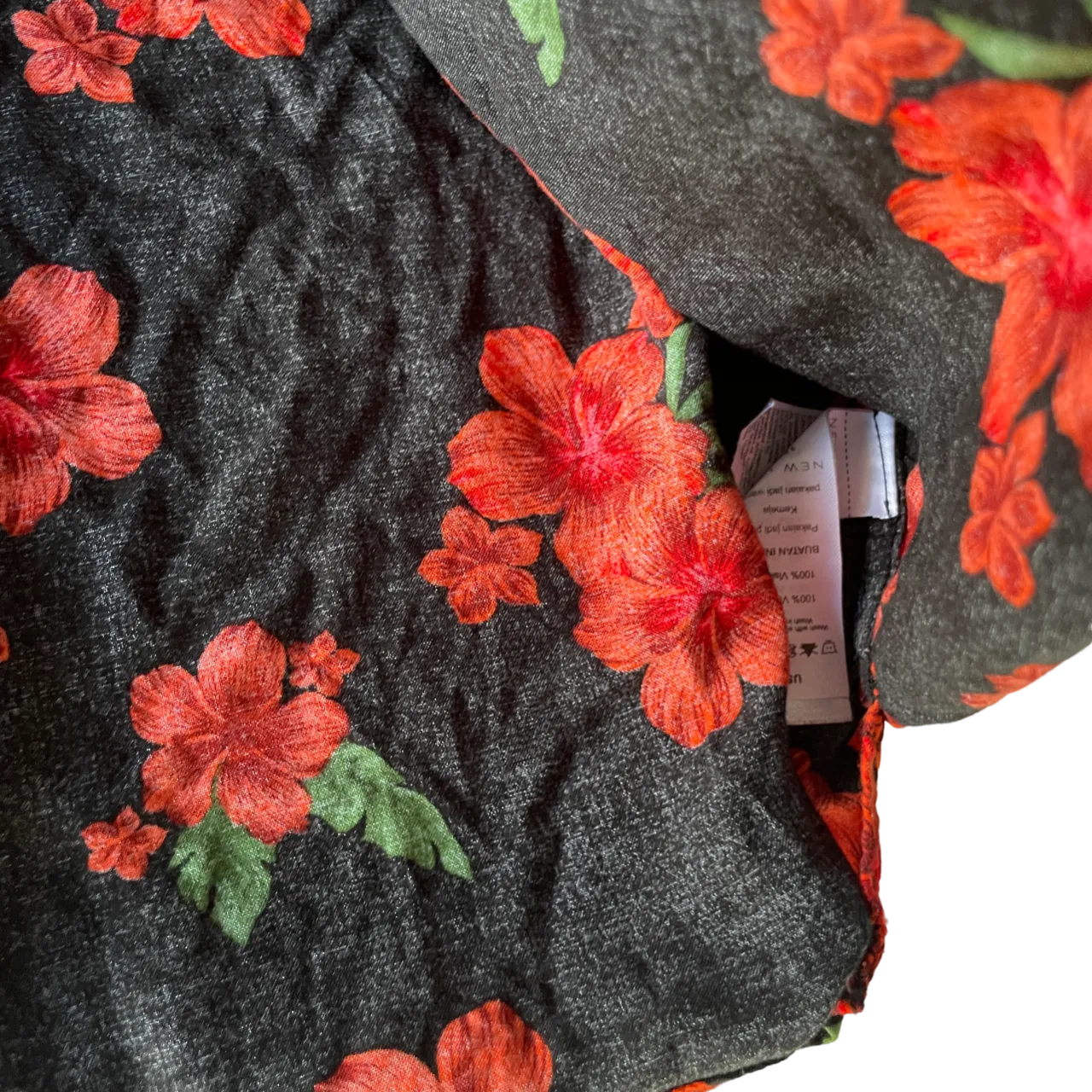 VINTAGE BLACK AND RED MEN'S SHIRT SIZE SMALL  L 28 W 19 SKU 5175